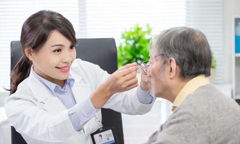 剛進入40歲，你能接受戴老花鏡嗎？