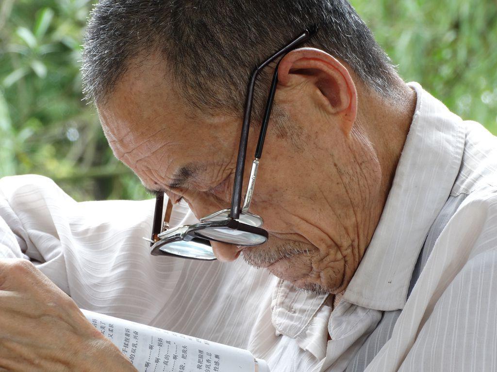 “老花眼”誰都避不開，哪些癥狀說明眼睛提前“花”了？